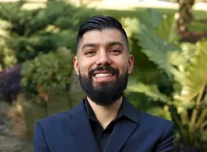 Alex Salas, Service Leader