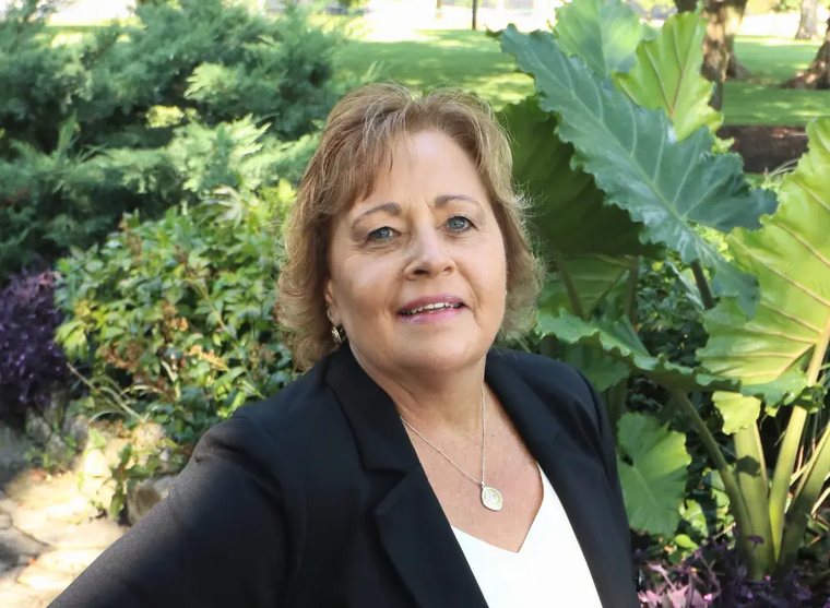 Toni Lueck, Administrator